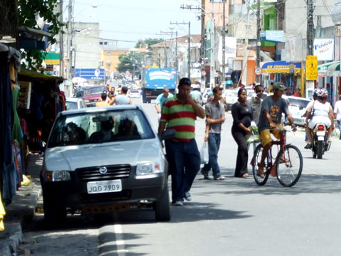 A proibição de estacionar é desconsiderada e a pista de rolagem passa ser de todos