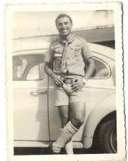 Dagno Cavalcante ao lado de colegas O ano  1969 em frente a Matriz de _