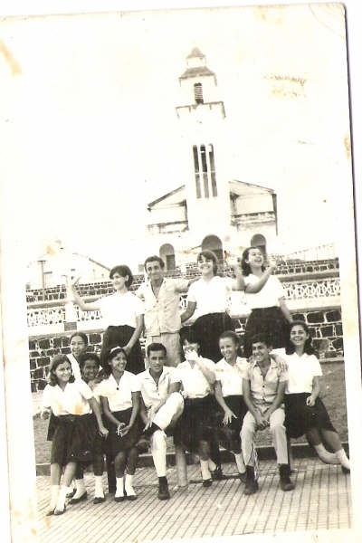 Dagno Cavalcante e Evandro LIma ao lado de colegas do ano  1969 em frente a Matriz de _
