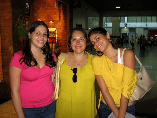 Foto de Cec&iacute;lia ladeada pelas filhas