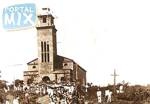 Foto da Igreja Matriz de Nossa Senhora de Lourdes, no in&iacute;cio da sua constru&ccedil;&atilde;o