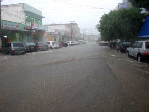 Rua 5 de novembro que mais parece um rio