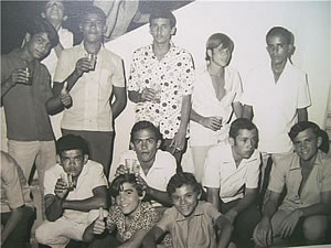 Da esquerda para a direita: Em p&eacute;: T&otilde;e de Br&aacute;s - Dit&atilde;o - Grimaldi - M&aacute;rio Mula Gaza e Nenga. Agachado: Barr&atilde;o - T&otilde;e de Dora - Dinho e Zez&eacute;. Sentado: Z&eacute; Carlos Abar&aacute; e Jacar&eacute;. Eu acho que &eacute; isso a&iacute;!!! Carlos Bastos chinabastos@yahoo.com.br Date: 2009/2/5