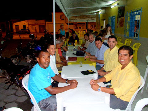Confraterniza&ccedil;&atilde;o na pizzaria ap&oacute;s a posse