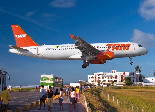A320 pousando no aeroporto de Ilh&eacute;us