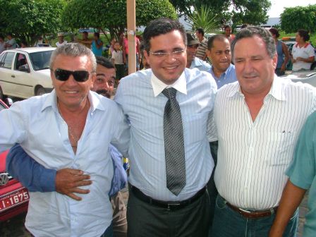 o prefeito Junior Dap&eacute;, ladeado pelo vice-prefeito e o Dep. Estadual Ronaldo Carletto e amigos 