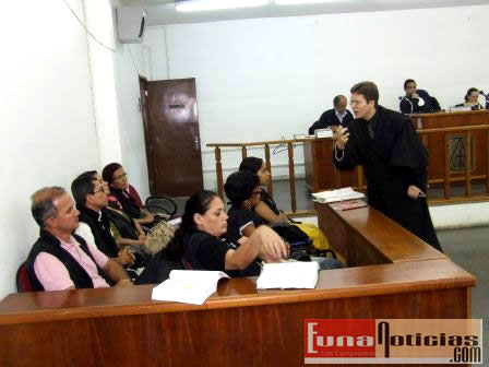 O advogado de defesa Dr. Igor Saul, tenta convecer o juri que o homicida tem problemas psquiatricos
