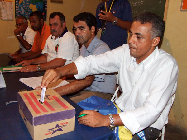 Valdeir Ribeiro, no momento em que depositava seu voto na urna