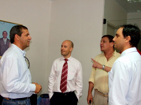 O presidente da C&acirc;mara e Josemar Siquara, secret&aacute;rio de Meio Ambiente, com os representantes da Renova Energia
