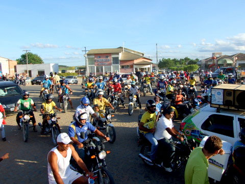 In&iacute;cio da carreata que percorreu v&aacute;rias ruas da cidade