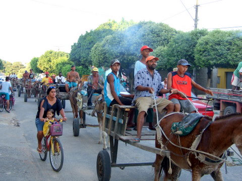 Muitos carroceiros com suas respectivas carro&ccedil;as acompnham a carreta.