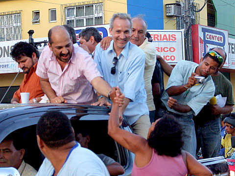 O prefeito Rob&eacute;rio Oliveira &eacute; comprimentado por populares