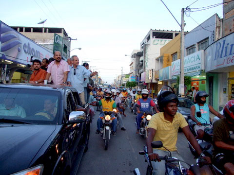 Desfile pela principal avenida do centro de Eun&aacute;polis