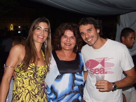 Lurdinha e sua filha Gabriela Nascimento e um amigo