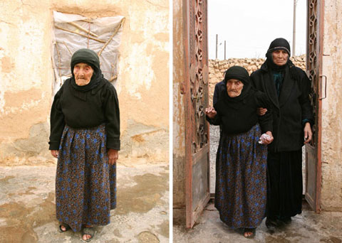 Watfa al-Ghanem, que vive na vila de Al-Sheirat, na cidade s&iacute;ria de Homs e diz ter 128 anos. O recorde mundial registrado pelo livro Guinness de 2008 &eacute; de 114 anos, mas nesta semana uma mulher do Brasil tamb&eacute;m comemorou 128 anos. Clique aqui para ler sobre a festa de anivers&aacute;rio dela. (Foto: Khaled al-Hariri/Reuters )