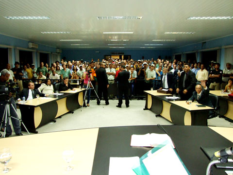 De p&eacute;, Claudionor Nunes e Junior Bahia que votaram contra o projeto