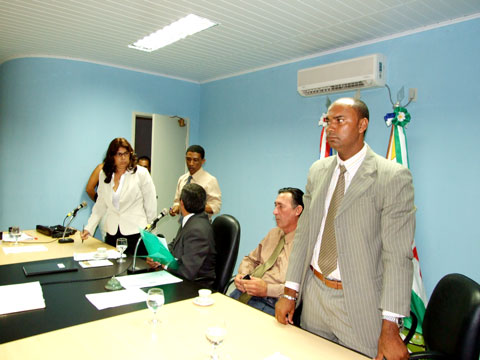 Vereadores Ubaldo Suzarte e Carm&eacute;m Lucia em p&eacute; votam contra o projeto