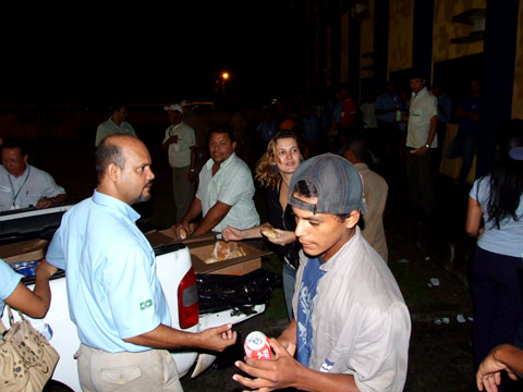 Empresas privadas distribuindo lanche aos funcion&aacute;rio no p&aacute;tio da C&acirc;mara