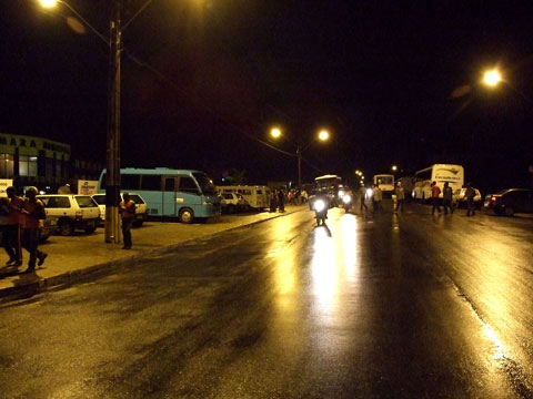 Veracel utiliza v&aacute;rios &ocirc;nibus para levar funcion&aacute;rio &agrave; C&acirc;mara