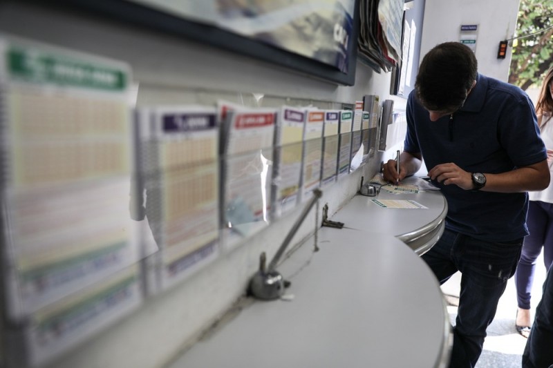 Foto: Fábio Tito/G1 - Apostador preenche apostas da Mega-Sena em lotérica na região do Brooklin, na Zona Sul de São Paulo