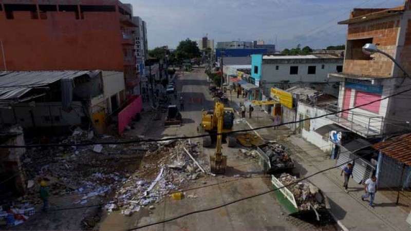 Foto: Antônio Varjão - Assalto deixou um rastro de destruição no centro de Eunápolis.