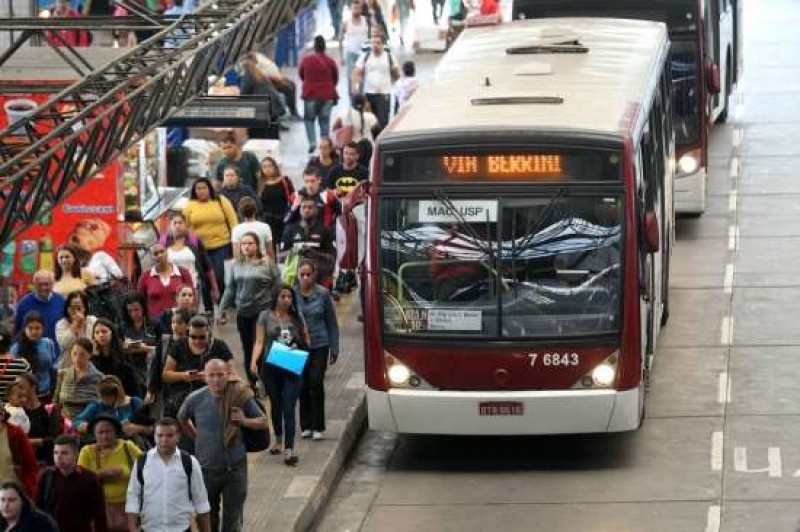 Foto: © Werther Santana/Estadão Oito das 16 empresas de ônibus não terão como operar por falta de combustível
