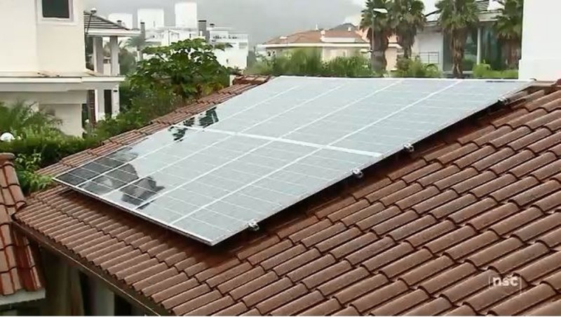 Foto: Reprodução/NSC TV - Placas de energia solar instaladas em telhado de casa em SC