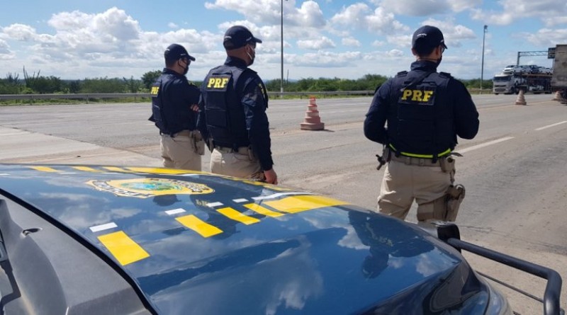Foto: Passageiro de ônibus é flagrado transportando droga escondida em bagagem na BR 116 - NUCOM / PRF - BA