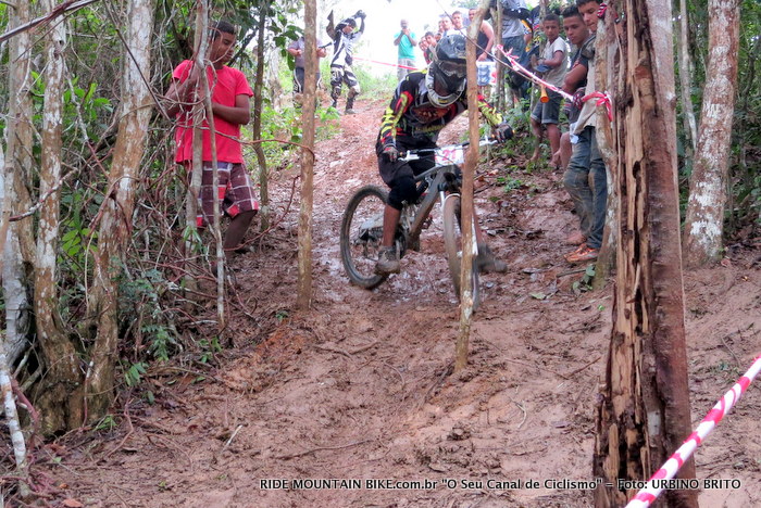 A sequ�ncia de imagens abaixo mostra como o atleta entra na descida j� desequilibrado bate com o quidon na �rvora e acaba caindo 