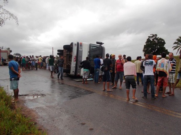 �nibus tomba em estrada da Bahia (Foto: Carlos Quintino/Criativa On Line)
