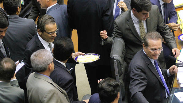 NOITE DO ABACAXI � O presidente da C�mara dos Deputados, Henrique Eduardo Alves (PMDB-RN), oferece frutas para os colegas na madrugada de vota��o no Congresso (Alan Marques/Folhapress) 