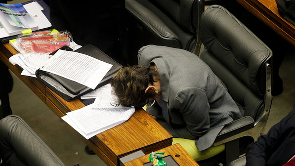 Parlamentar dorme durante vota��o em Bras�lia - Alan Marques/Folhapress