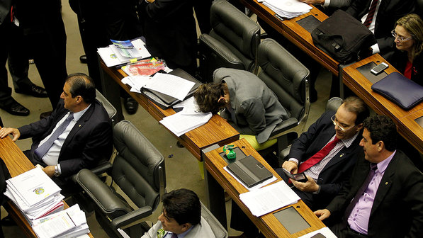 Parlamentar dorme durante vota��o em Bras�lia - Alan Marques/Folhapress
