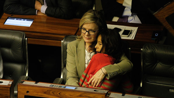 A senadora Gleisi Hoffmann (PT-PR) com a filha durante vota��o - Alan Marques/Folhapress