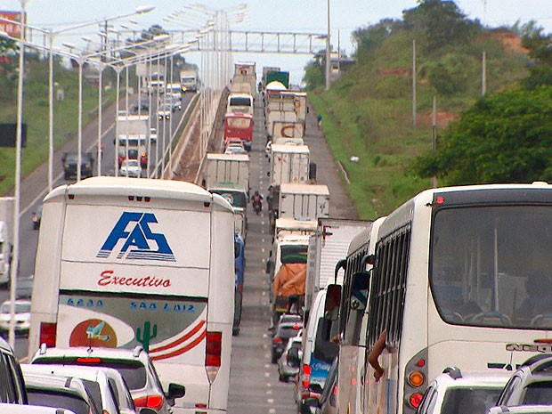 Congestionamento na BR-324 (Foto: Reprodu��o / TV Bahia)