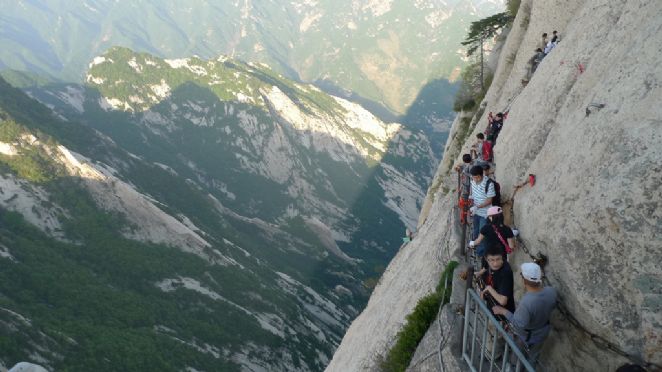 Para conseguir fazer a trilha  necessrio que o turista seja corajoso e que no tenha medo de altura - Foto: Divulgao/Governo da China