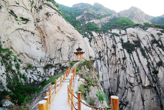Aps passar por alguns templos, o peregrino pegar uma gndola que o leva at a parte sul da montanha e a trilha comea se tornar realmente assustadora - Foto: Divulgao/Governo da China