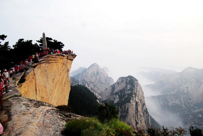 O Monte Huashan faz parte das 5 montanhas sagradas do pas e sua trilha foi construda por monges alpinistas - Foto: Divulgao/Governo da China