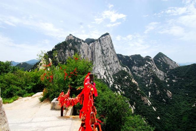 A trilha se inicia com a longa escadaria e  medida que se aproxima do cume do penhasco, o caminho vai se dificultando cada vez mais - Foto: Divulgao/Governo da China