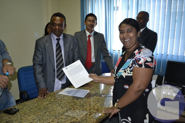 a sala da presid�ncia a ex-presidente Simone Almeida transmitiu o cargo ao novo presidente Isaias Resende