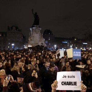 Milhares de franceses se re�nem na Place de la Republique (Pra�a da Rep�blica), em Paris, para homenagear as v�timas do ataque � sede da Charlie Hebdo