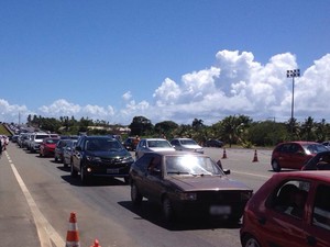 Motoristas enfrentam congesitonamento na Estrada do Coco (Foto: Ana Passos / TV Bahia)