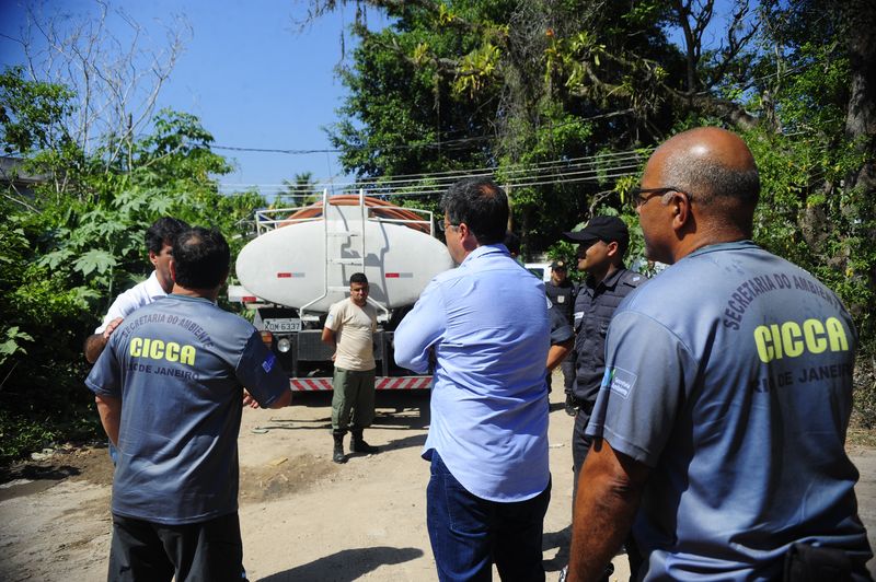 Secretaria do Ambiente realiza opera��o de combate a crimes ambientais no entorno do Parque Estadual Pedra Branca. Ponto de capta��o irregular de �gua foi lacrado pelos fiscais (T�nia R�go/Ag�ncia Brasil)T�nia R�go/Ag�ncia Brasil