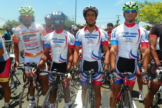 A equipe Team Sul Baiano de Ciclismo Rubi, da esq/direita Fl�vio Cardos (T�cnico e atleta profissional), Reinan Santana (Eun�polis), Jos� R�mulo (Juazeiro) e Victor Andrade (Eun�polis) 