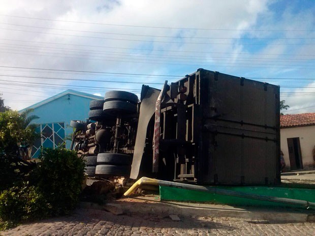 Segundo pol�cia, motorista e ajudante foram levados para hospital regional, mas sem ferimentos graves (Foto: Mary Souza/Arquivo pessoal)