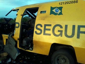Carro-forte foi destru�do em ataque na quinta-feira (Foto: Divulga��o / Pol�cia Civil )