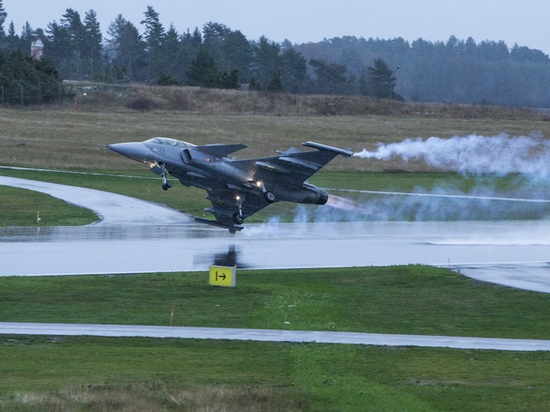 Gripen decola em teste na f�brica da Saab em Linkoping, na Su�cia (Foto: Saab/divulga��o)