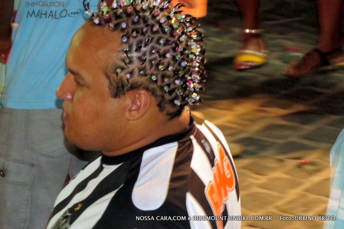 Cada figura ex�tica no carnaval de Porto Seguro vejam s� o cabelo do cidad�o e ainda por cima � torcedor o Galo (Atletico Mineiro)