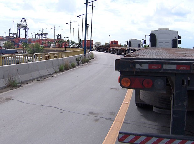 Caminhoneiros bloqueiam acesso ao porto, em Salvador. (Foto: Imagens/Tv Bahia)