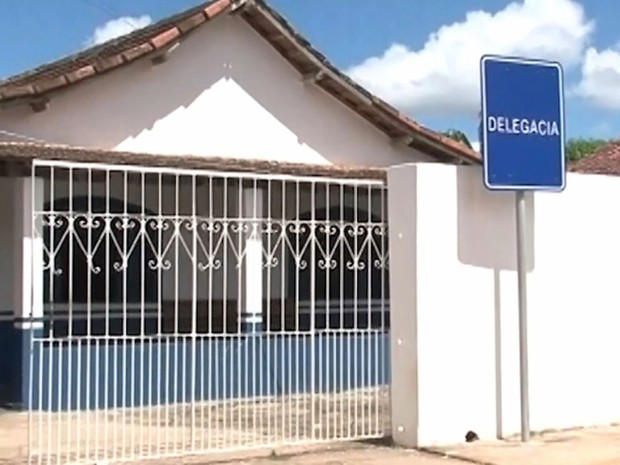 Ela est� presa h� nove dias em delegacia de Posto da Mata (Foto: Reprodu��o / TV Santa Cruz)